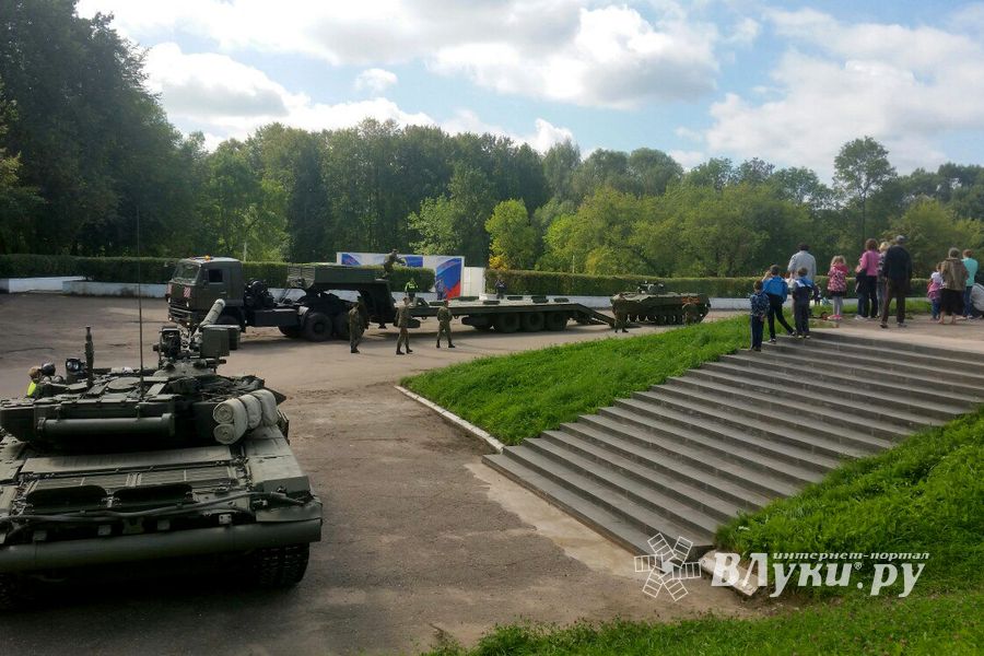 Танк Т-90 в Великих Луках (ФОТО)