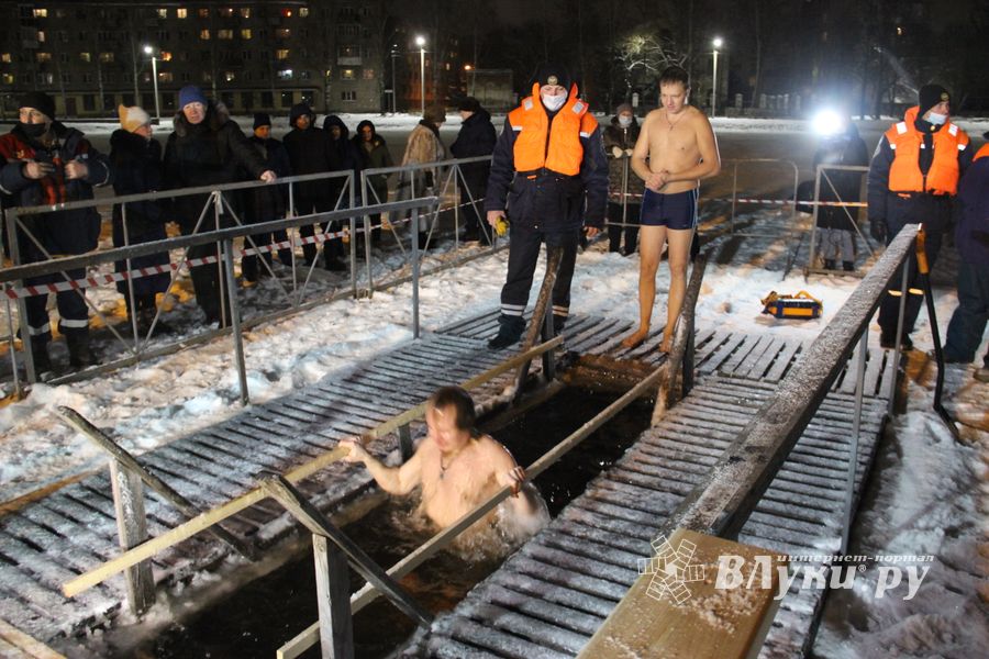 В Великих Луках проходят крещенские купания (ФОТО)