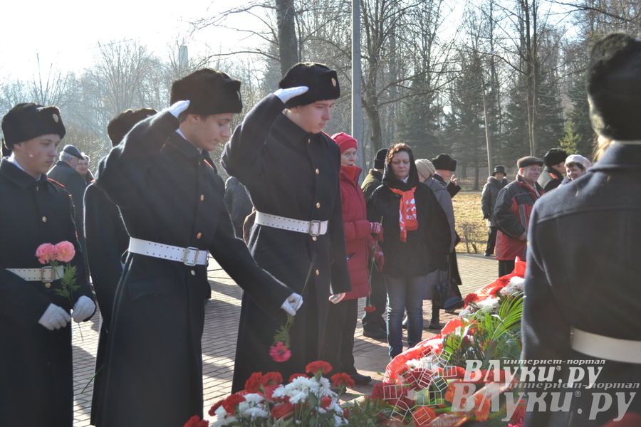 День защитника отечества в Великих Луках отметили памятным митингом и салютом