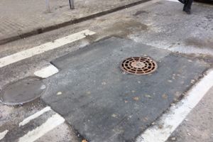 Ливневый колодец в центре Великих Лук приобрел новую «одежку»