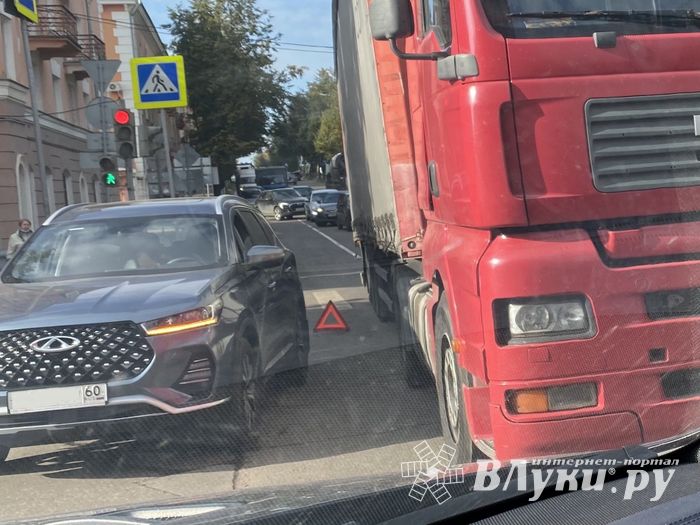 Ещё одно ДТП в Великих Луках заблокировало центр города (ФОТО)