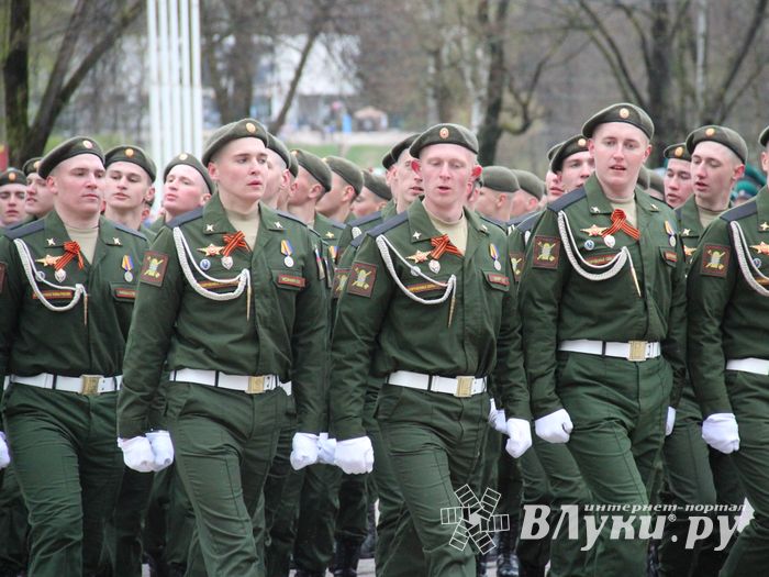 В Великих Луках прошел Парад Победы (ФОТО)