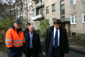 Глава администрации проследил за ходом ремонта дворовых территорий