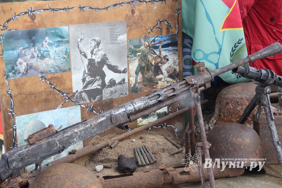 Великолучанам показывают армейскую технику и кормят кашей (6+) (ФОТО)