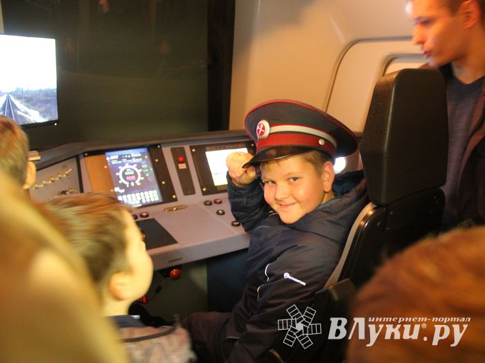 Великолукские школьники почувствовали себя машинистами (ФОТО)