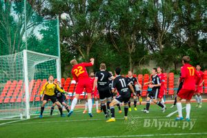 Матчи по футболу в рамках Первенства России проходят в Великих Луках (фото)