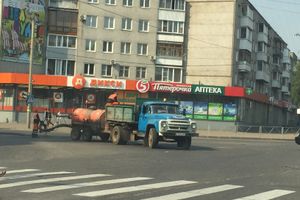 Фотофакт: В Великих Луках ремонтируют дорогу