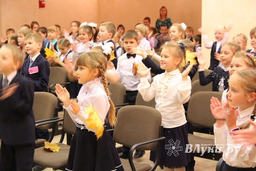 В школу №13 Великих Лук приходила осенняя сказка (ФОТО)