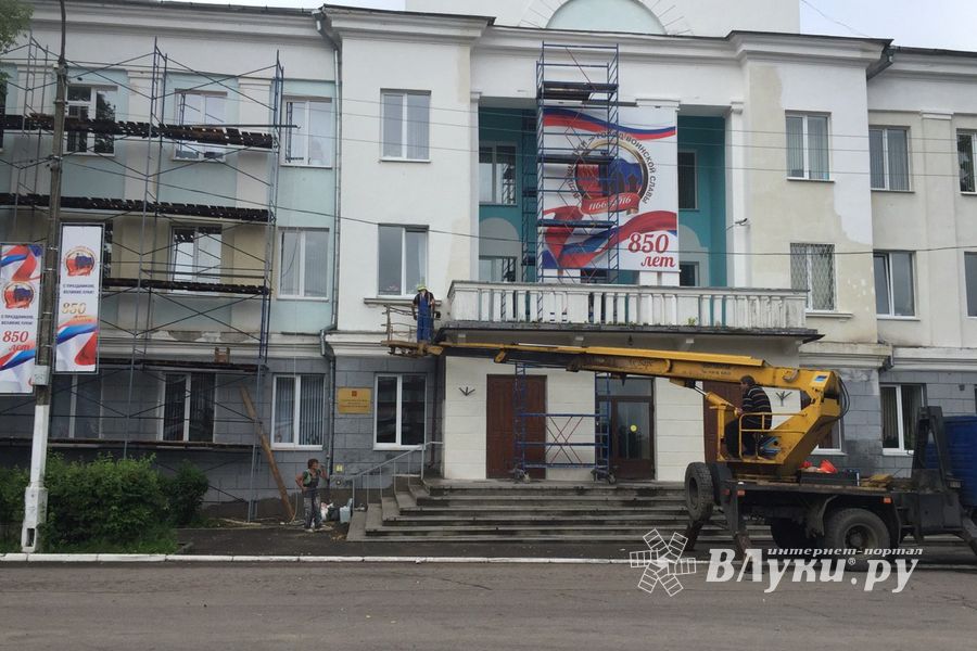 На ул. Некрасова в Великих Луках появился новый асфальт, на здании городской администрации — штукатурка (ФОТО)