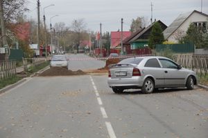 В Великих Луках неизвестный водитель, попав в ДТП, бросил автомобиль и скрылся (ФОТО)