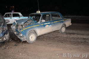 В Великих Луках столкнулись Опель и такси, есть пострадавшие (ФОТО)
