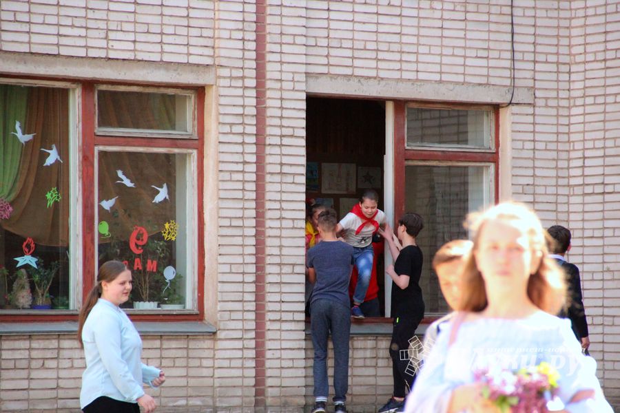 В Великих Луках в 10 лицее «освободили» заложников (ФОТО)