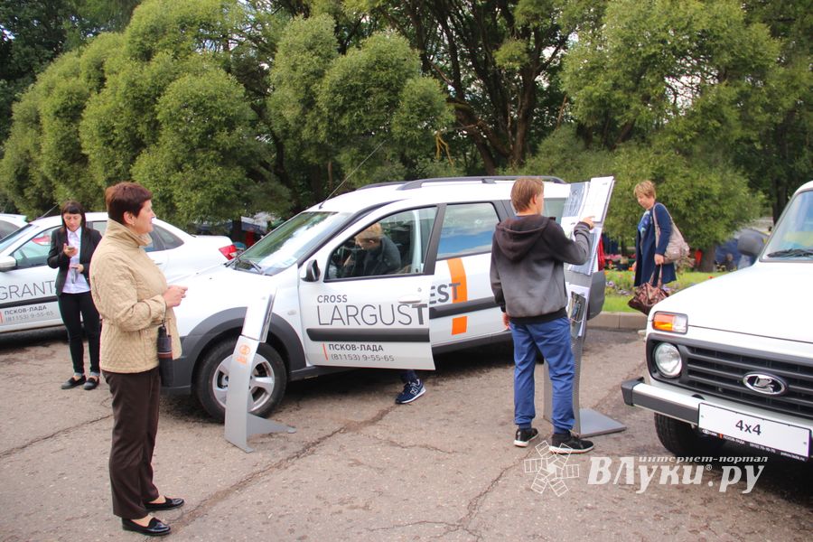 В Великих Луках прошла «Автовыставка 2017» (ФОТО)
