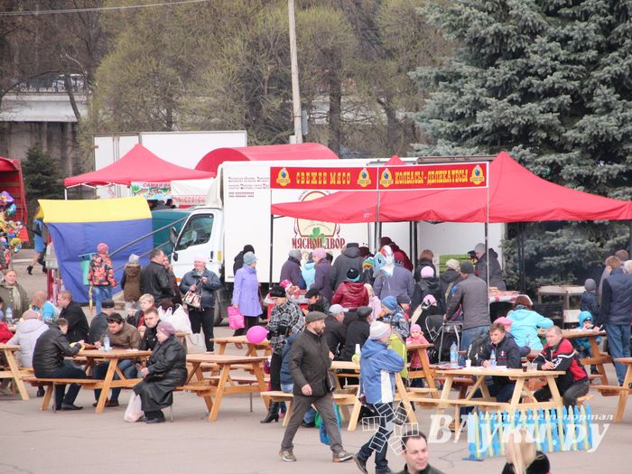 В Великих Луках проходит Весенняя ярмарка