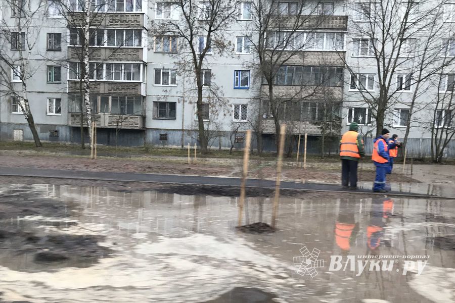На улице Гражданской прорвало трубу (ФОТО; ВИДЕО)