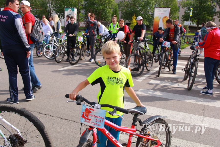 В Великих Луках прошёл Велопарад (ФОТО)