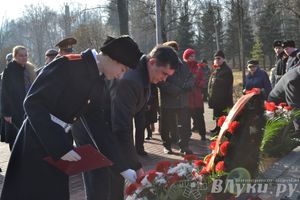 День защитника отечества в Великих Луках отметили памятным митингом и салютом