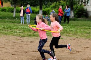 Ребята из пришкольных лагерей соревновались в «Весёлых стартах» (ФОТО)