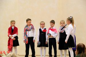 В Великих Луках поздравляют мам (ФОТО)