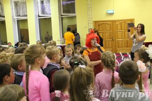 100 будущих первоклассников Великих Лук получили в подарок рюкзаки и школьные принадлежности