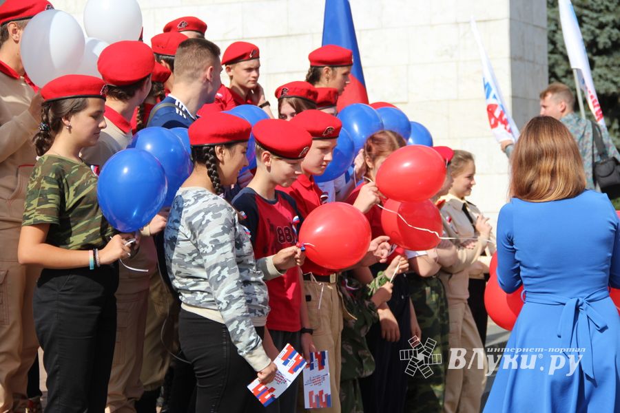 Великолучане отмечают День флага (ФОТО)