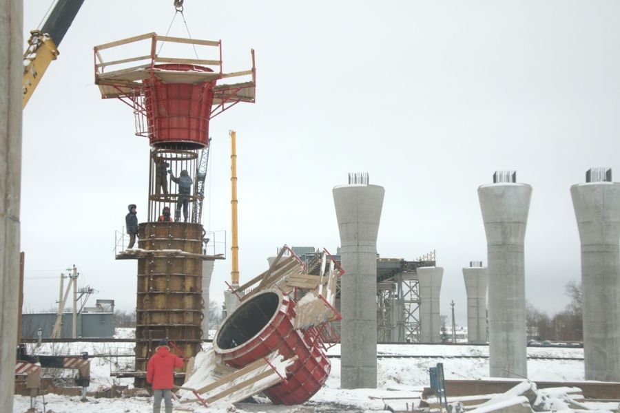 В Великих Луках продолжается сборка металлоконструкций пролетного строения путепровода (ФОТО)