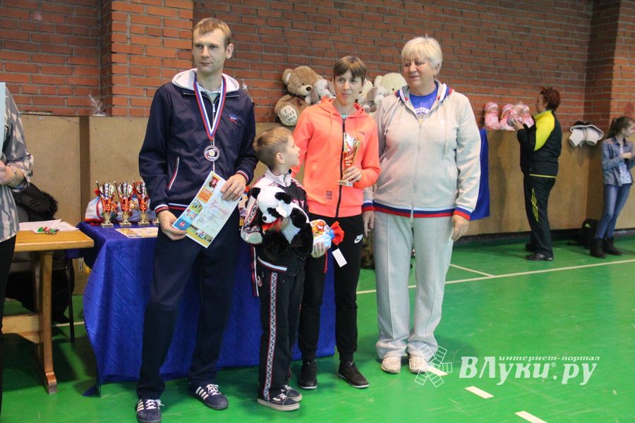 В Великих Луках прошли областные соревнования «Папа, мама, я - спортивная семья» (ФОТО)