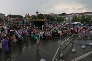 Андрей Турчак встретил День города Новосокольники вместе с жителями под проливным дождем (ФОТО)