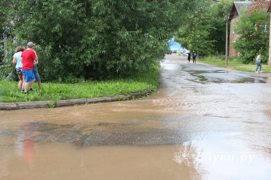 Серьёзная авария на водопроводе в Великих Луках (ФОТО; ВИДЕО)