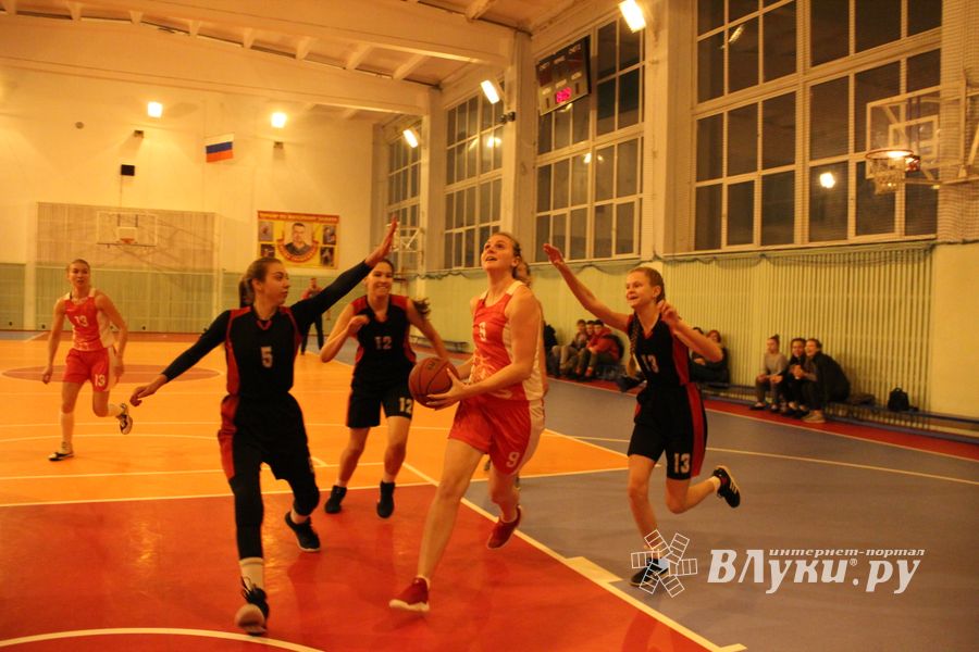 Великолукские баскетболистки борются за Кубок города (ФОТО)