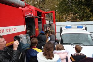 Великолукских школьников познакомили со спасательной техникой (ФОТО)