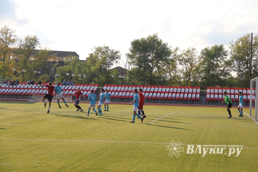 В минувшие выходные великолучане сыграли в футбол (фото)