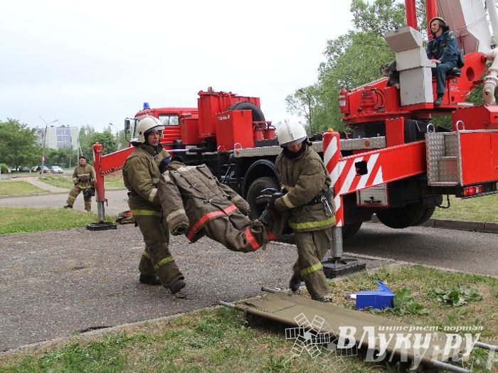 В Великих Луках прошли областные соревнования среди пожарных по спасению пострадавших
