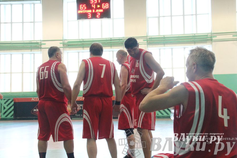 Баскетболисты Великих Лук сыграли со сборной Дмитрова
