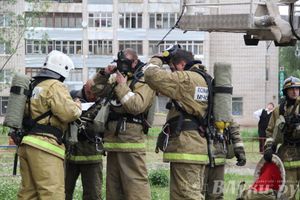 В Великих Луках прошли областные соревнования среди пожарных по спасению пострадавших
