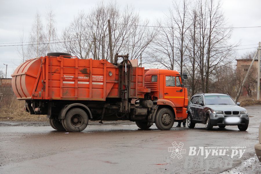 ДТП на Холмской: мусоровоз и BMW (ФОТО)