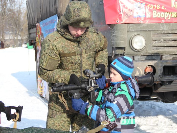 Великолучанам показывают армейскую технику и кормят кашей (6+) (ФОТО)