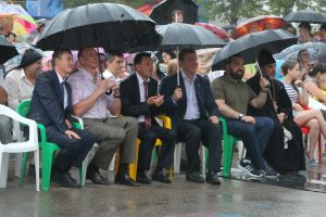 Андрей Турчак встретил День города Новосокольники вместе с жителями под проливным дождем (ФОТО)