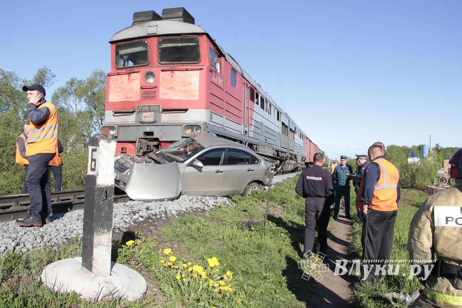 Фоторепортаж: ДТП на железнодорожном переезде в Великих Луках