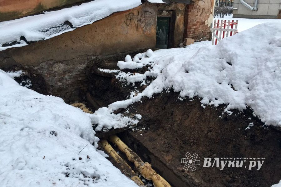 Улицу Зверева в Великих Луках заблокировал автокран (ФОТО)