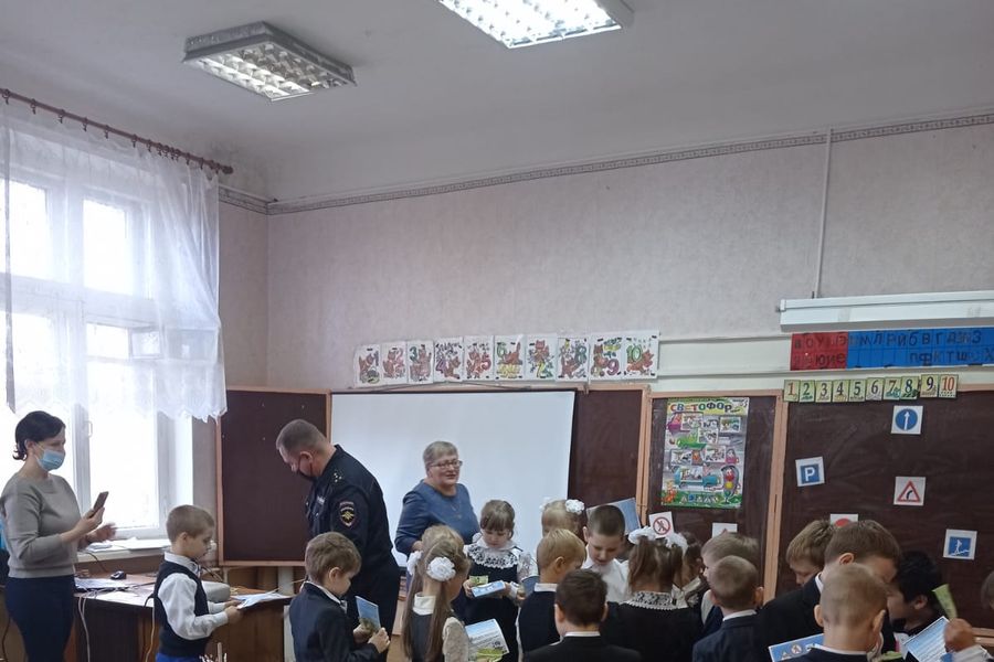 Учеников начальных классов Лычёвской школы посвятили в пешеходы (ФОТО)