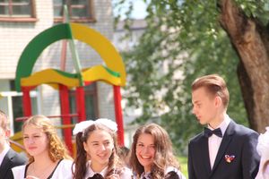 В Великих Луках прозвенели «последние» звонки (ФОТО)