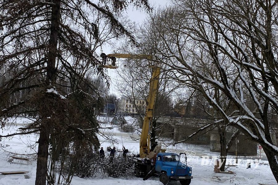 Великие Луки продолжают украшать к Новому году