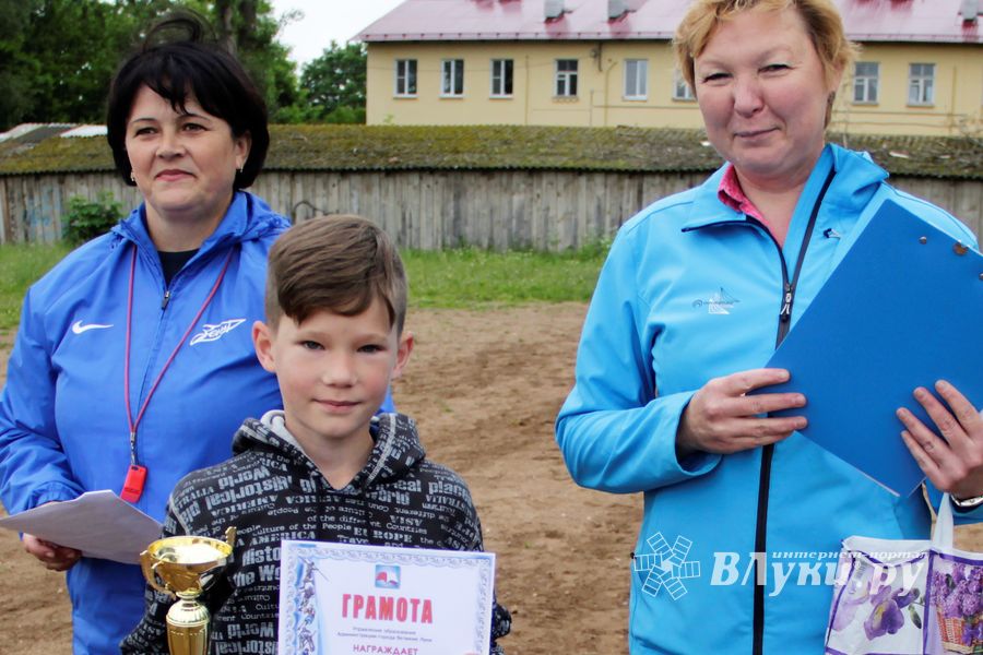Ребята из пришкольных лагерей соревновались в «Весёлых стартах» (ФОТО)
