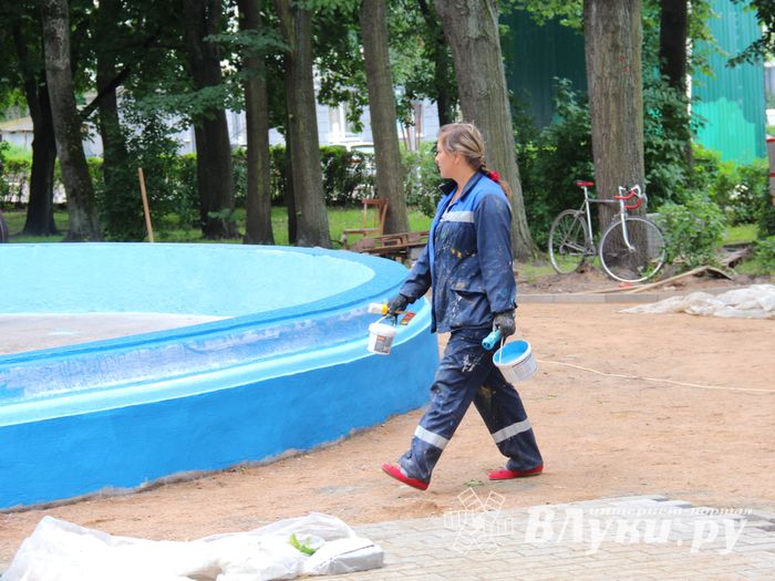 В Великих Луках сажают, стригут и красят (ФОТО)