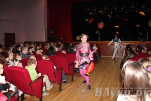 Шоу магических зонтиков и мыльных пузырей увидели юные великолучане