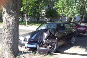 В Великих Луках ВАЗ-2110 столкнулась с «Тойотой» и врезалась в дерево (ФОТО)