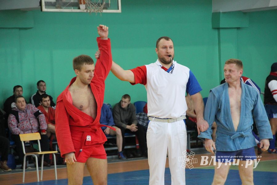 В Великих Луках - время жарких схваток