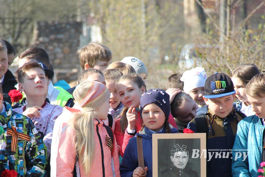 Ученики лицея №11 возложили цветы к могилам Братского кладбища (ФОТО)