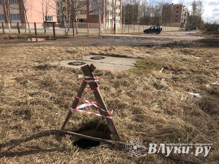 Великолучане обеспокоены появлением опасной дыры возле школы № 13 (ФОТО)